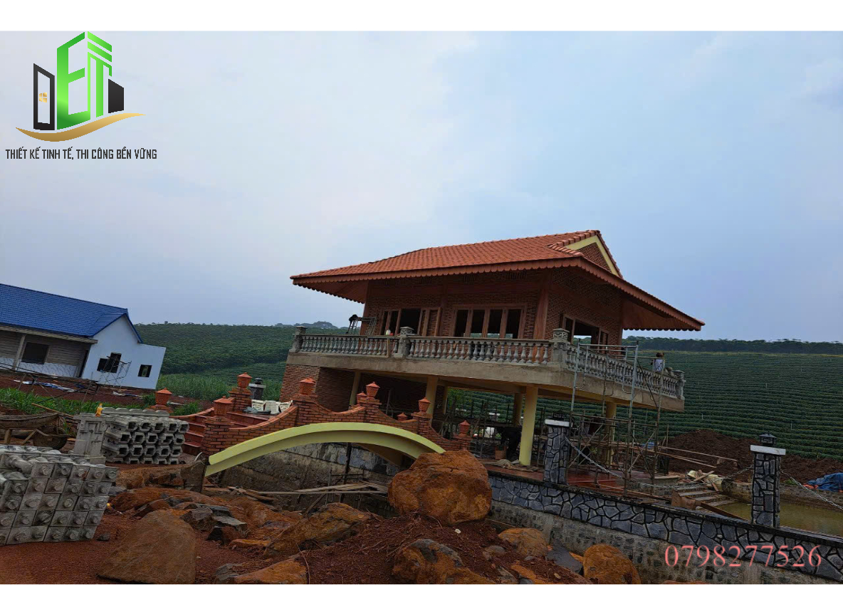 Công trình nhà sàn mái ngói cổ được thiết kế theo phong cách truyền thống kết hợp không gian sống hiện đại.
